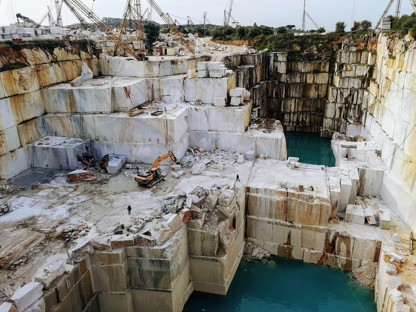 Extracting natural stone